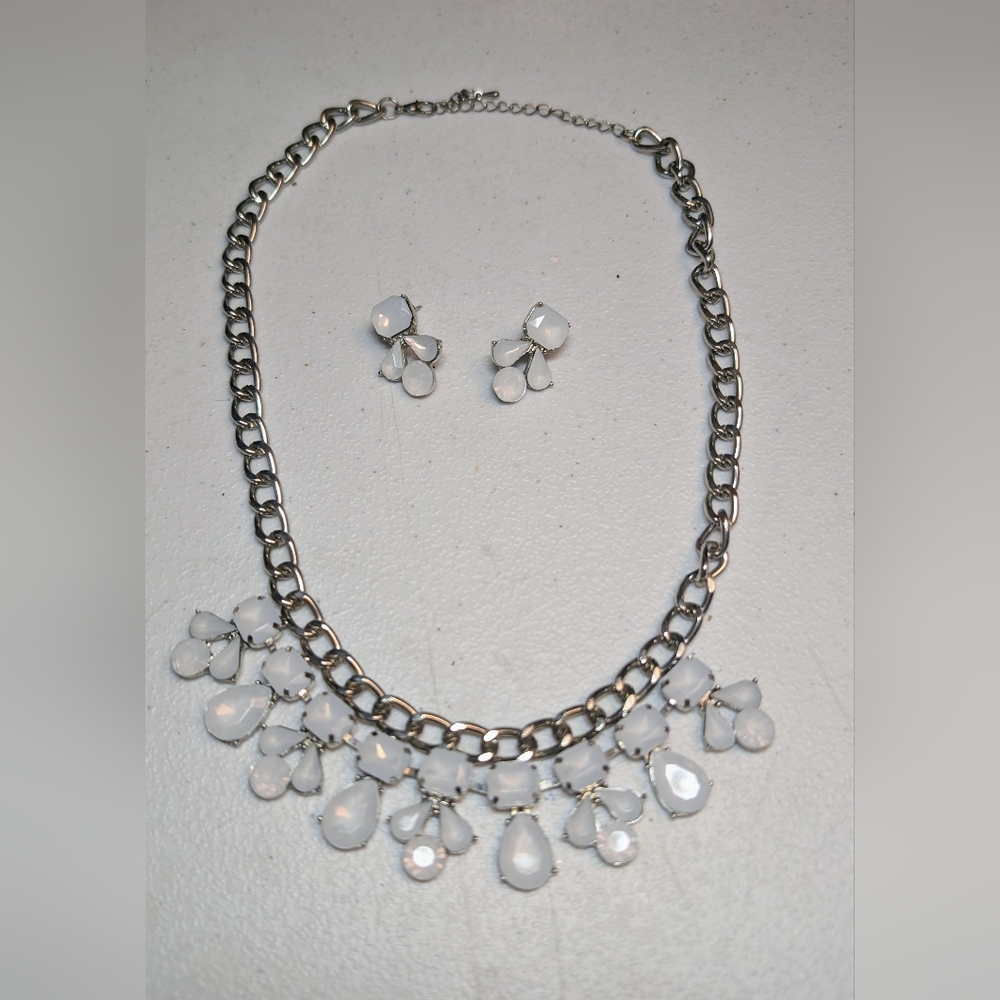 Vintage White Statement Bib Necklace and Stud Earrings Set Silver Tone